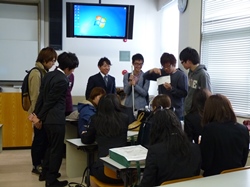 学生たちのプロジェクトを新入生に紹介