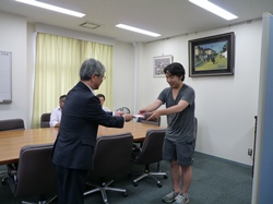 派遣留学生に奨励金が授与されました