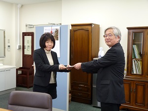 派遣留学生に奨励金が授与されました。