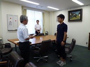 派遣留学生に奨励金が授与されました