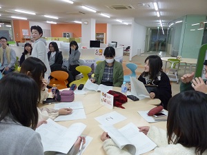 図書館ラーニングコモンズにおいて合同ゼミが行われました