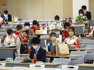 学位記を手に卒業祝賀会へ