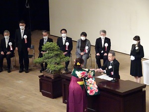 令和３年度学部卒業生に学位記が授与されました