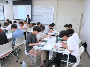 三井住友銀行の方に出前授業をしていただきました