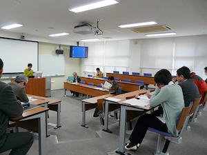報告する学生
