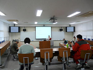 報告する学生