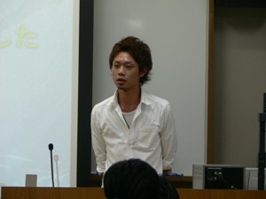 発表する学生