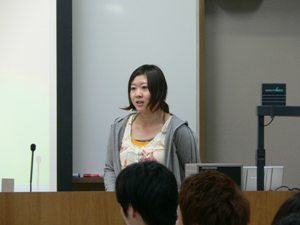 発表する学生