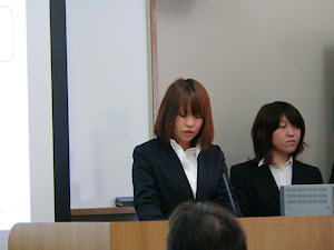 発表する学生