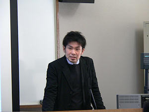 発表する学生