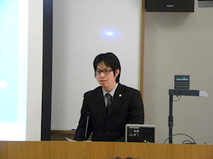 発表する学生