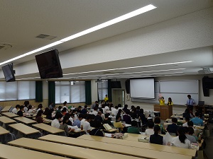 会場