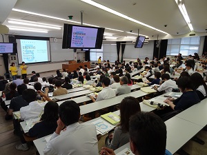 会場