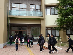 講義棟前