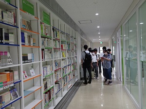 大学生と