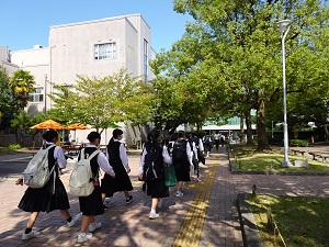 図書館へ