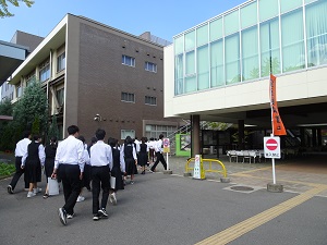 図書館へ