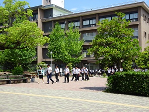 2017年7月11日（火）大学訪問「兵庫県立神戸商業高等学校」　担当教員：趙命来</h2>