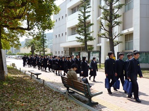 大学会館へ移動
