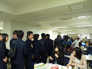 食堂にて在学生と交流