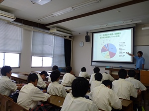 説明する教員