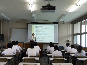 説明する教員1