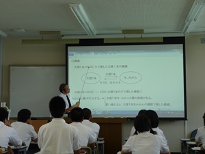 説明する教員2