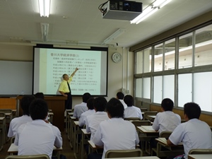 説明する教員
