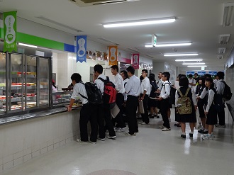 生協食堂で昼食