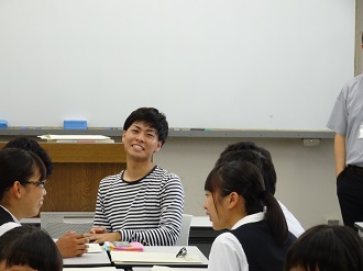 在校生と