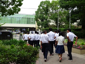 オリーブスクエアへ