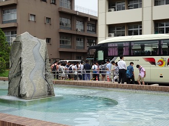 本部前