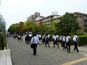 経済学部へ