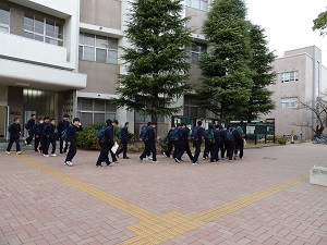図書館へ