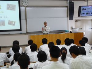 説明する教員2