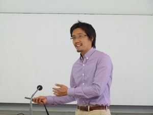 講義する教員2