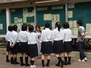 在学生とキャンパス見学1