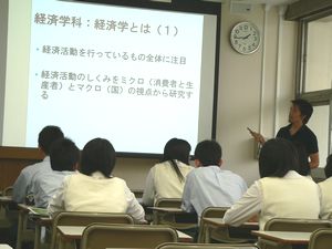 説明する教員2