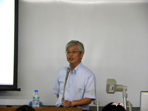 説明する教員2