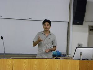 説明する教員1