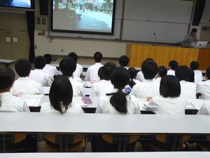 講義する教員2