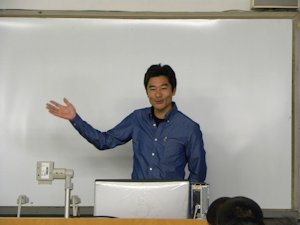 説明する教員2