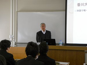 説明する教員