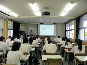 説明する教員1