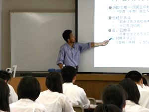 説明する教員2