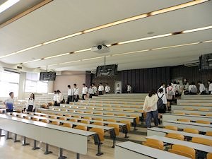 在学生によるキャンパスツアー1