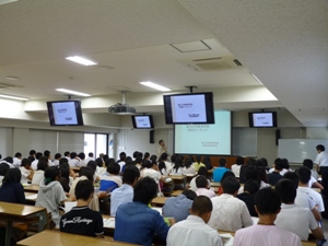 説明する教員1