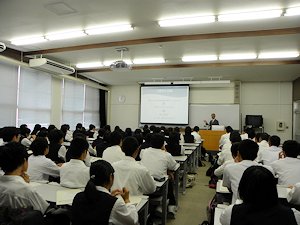 説明する教員1