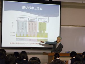 説明する教員2