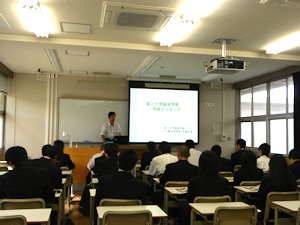説明する教員1